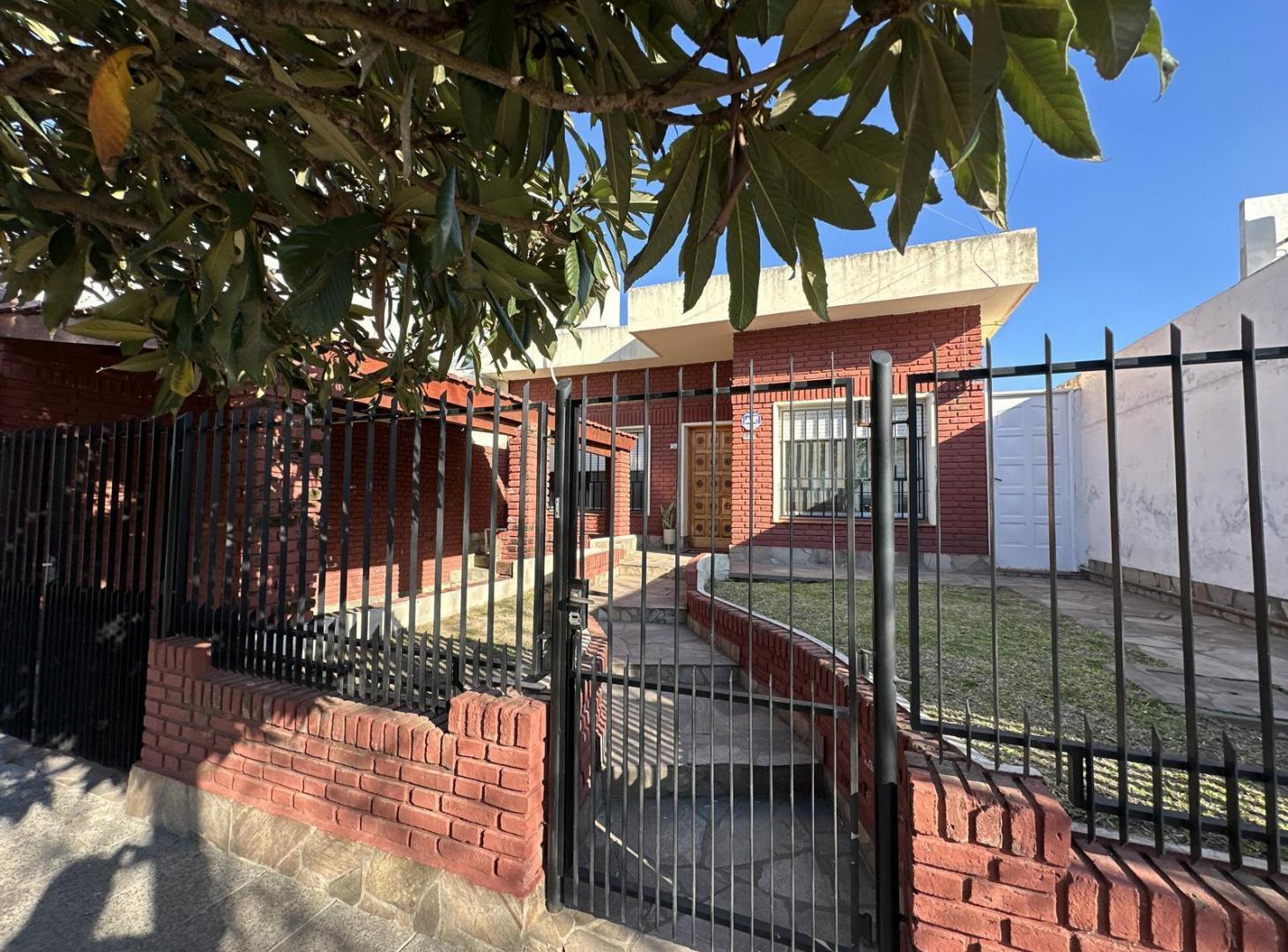 Foto de Casa en Venta de 2 dormitorios. Patio con parrilla. Lavadero. Cochera, imagen 3