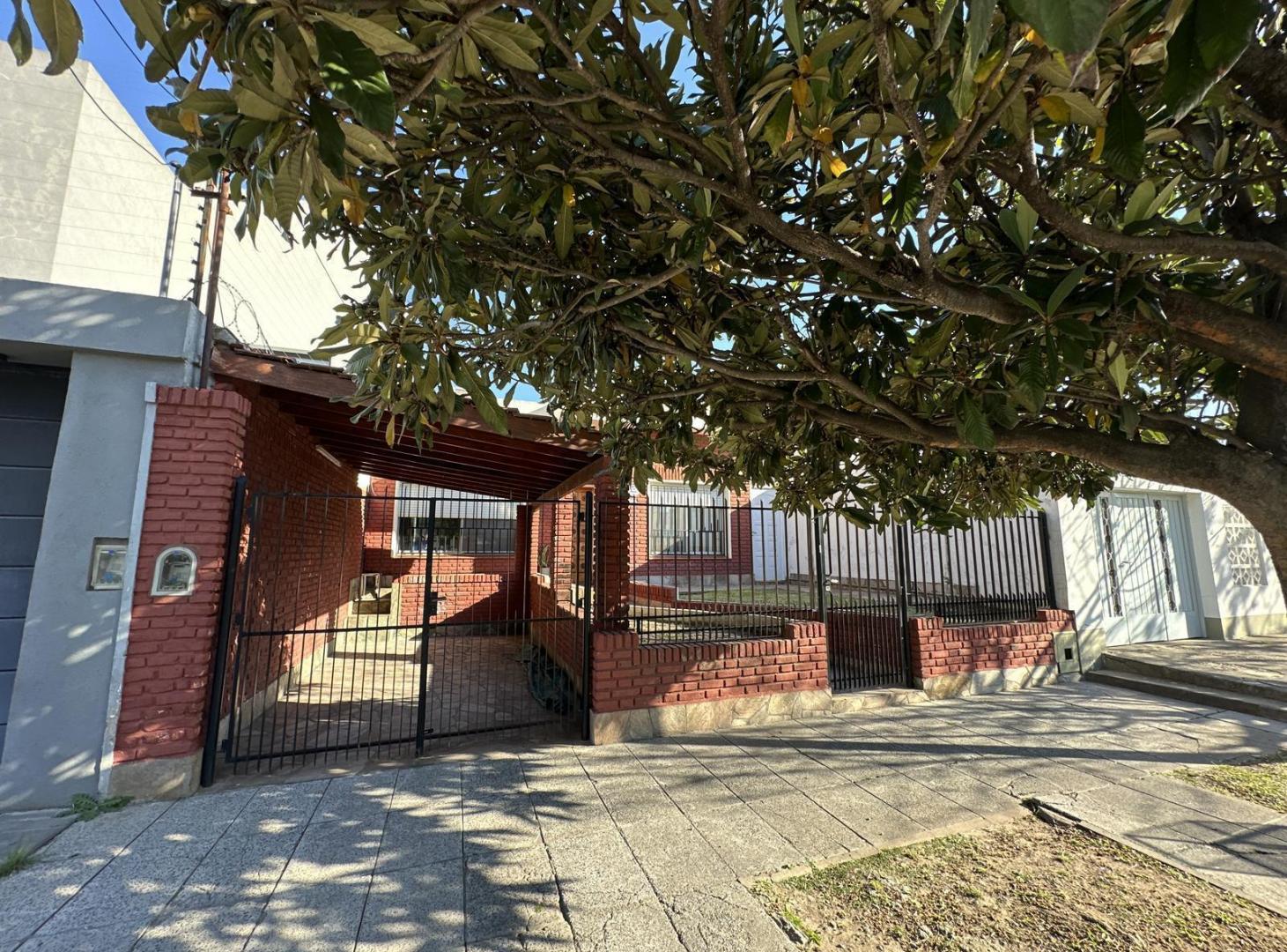 Foto de Casa en Venta de 2 dormitorios. Patio con parrilla. Lavadero. Cochera, imagen 1