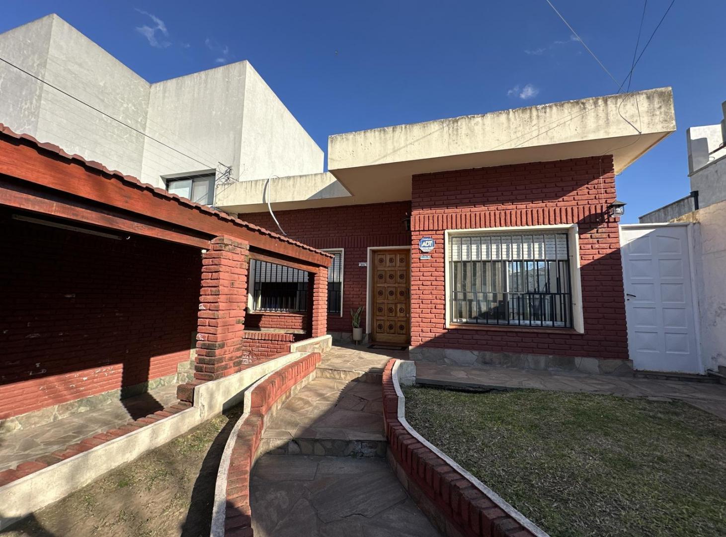 Foto de Casa en Venta de 2 dormitorios. Patio con parrilla. Lavadero. Cochera, imagen 5