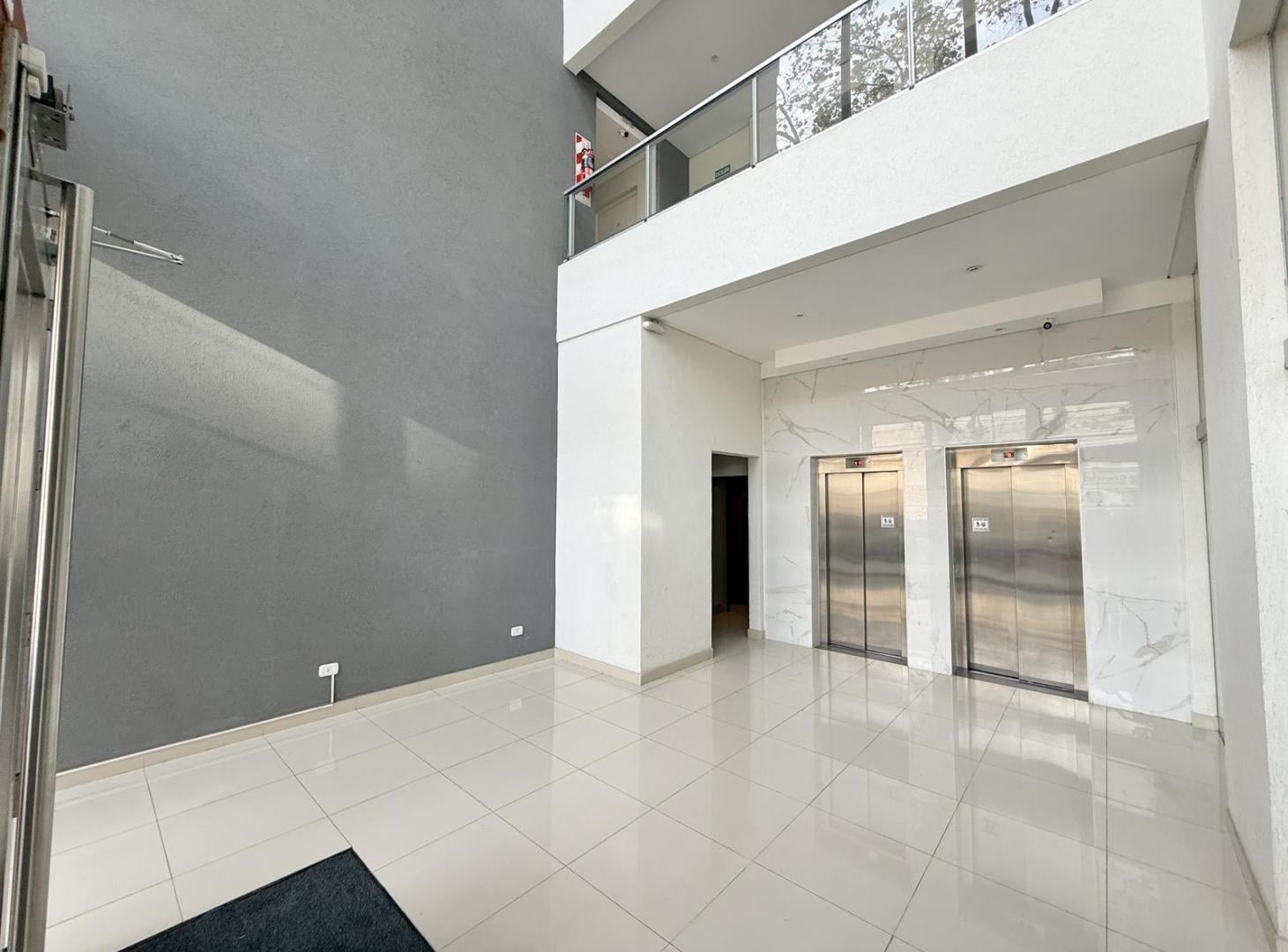 Foto de Oficina en Alquiler. De 2 ambientes. Con cocina y baño. Torre Italia, imagen 3