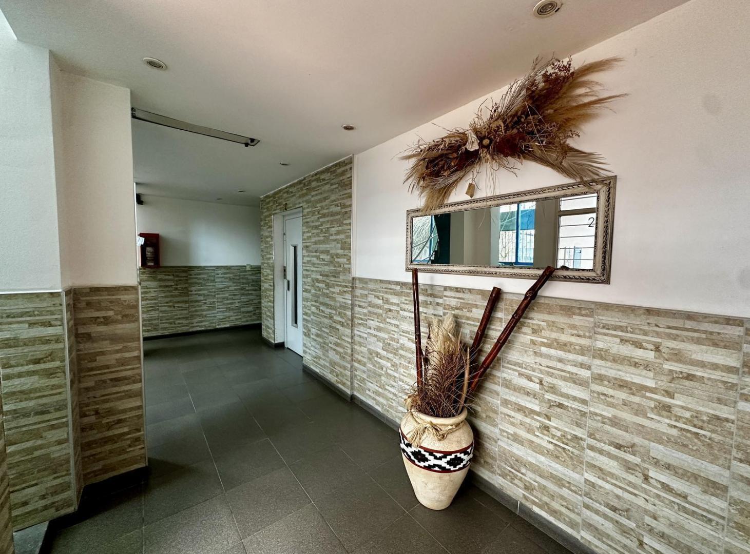 Foto de Departamento en Venta de 3 ambientes. Con balcón y Cochera. Ápto, imagen 3
