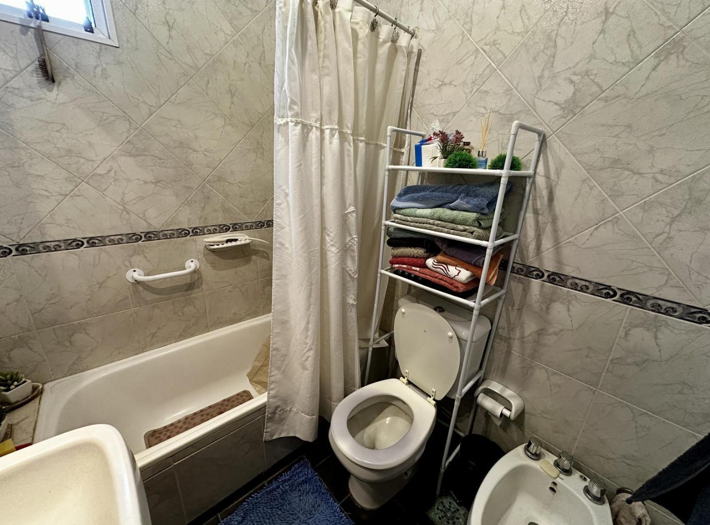 Foto de Departamento en Venta de 3 ambientes. Con balcón y Cochera. Ápto, imagen 4