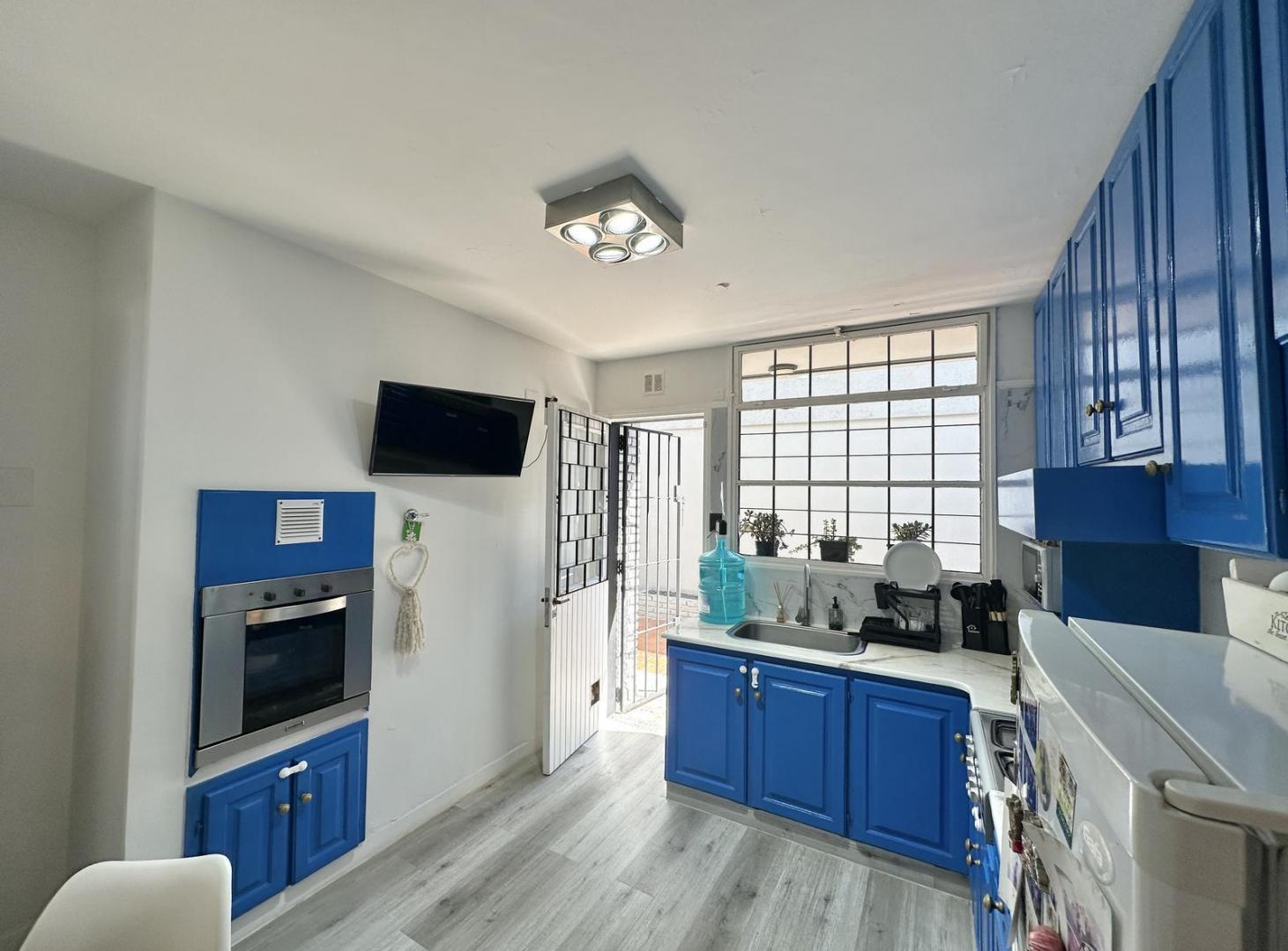 Foto de Casa en Venta de 6 ambientes. Terraza con parrilla y patio. Cochera, imagen 2