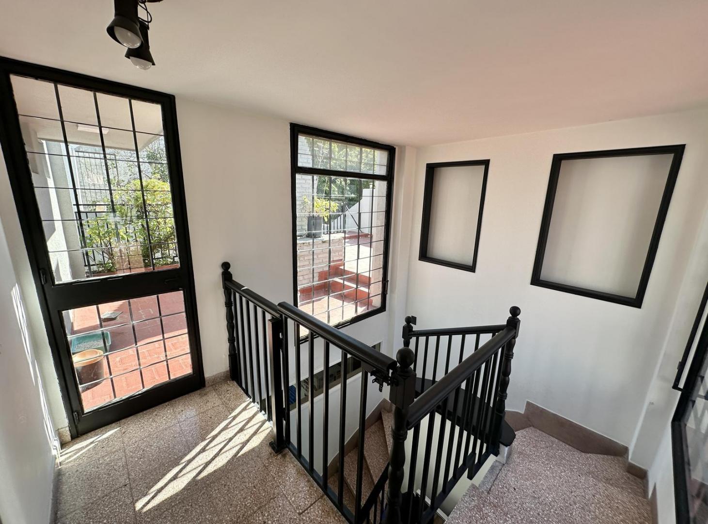 Foto de Casa en Venta de 6 ambientes. Terraza con parrilla y patio. Cochera, imagen 3