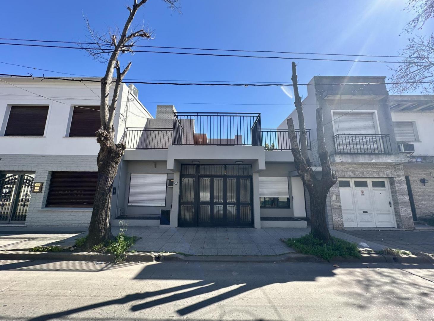 Foto de Casa en Venta de 6 ambientes. Terraza con parrilla y patio. Cochera, imagen 1