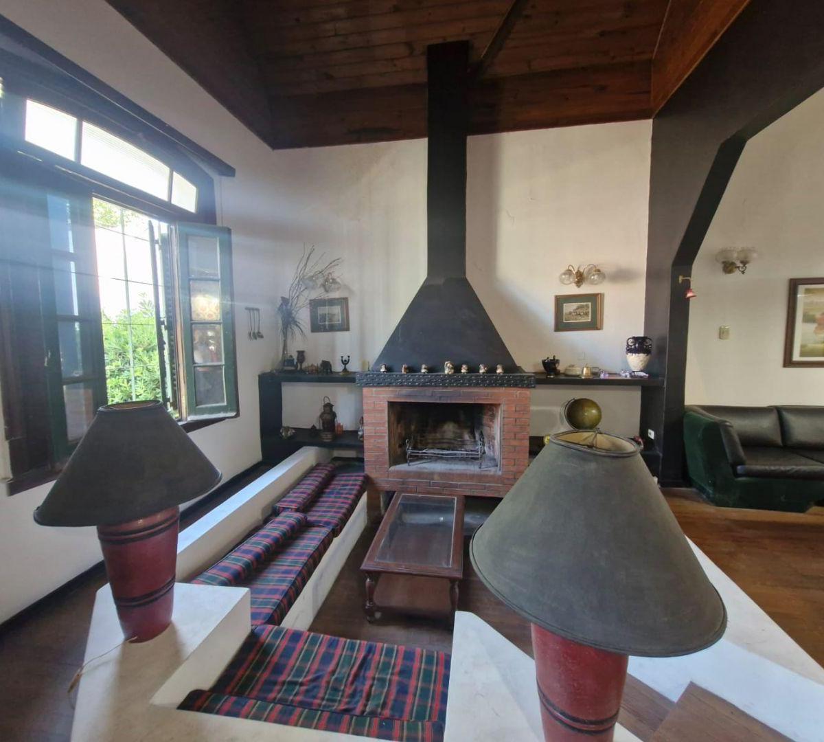 Casa 4 amb. en Caseros lado Norte
