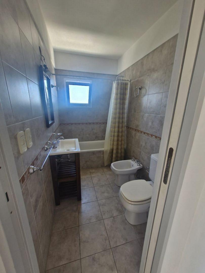 Foto de VENTA DEPARTAMENTO 2 AMBIENTES C/COCHERA, BALCON. CASEROS CENTRO, imagen 5