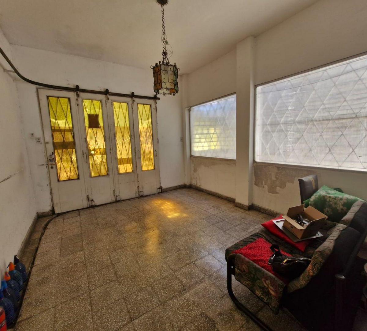 Venta Casa 4 Amb. con cochera 2 autos, fondo libre en Caseros