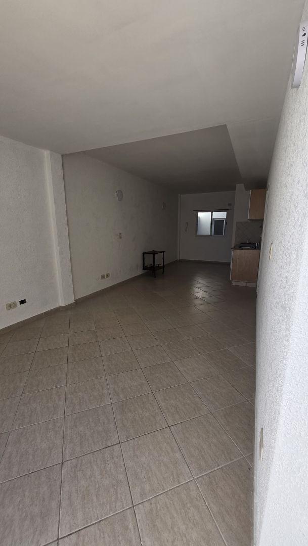 Foto de PH VENTA AMPLIO MONOAMBIENTE ,CON PATIO ,SIN EXPENSAS. CASEROS, imagen 2