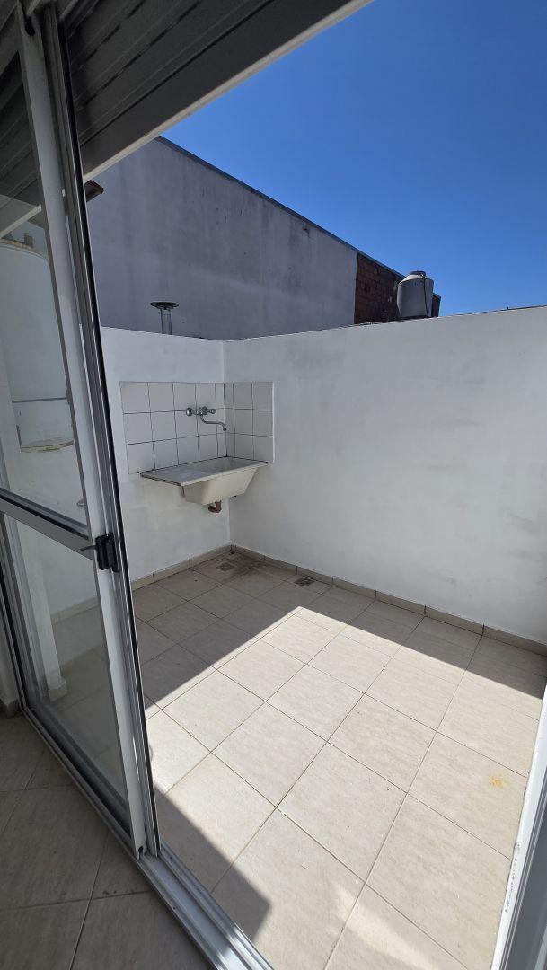 Foto de PH VENTA AMPLIO MONOAMBIENTE ,CON PATIO ,SIN EXPENSAS. CASEROS, imagen 3