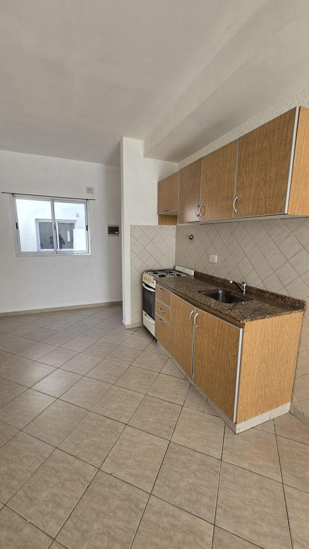 PH VENTA AMPLIO  MONOAMBIENTE ,CON PATIO ,SIN EXPENSAS. CASEROS