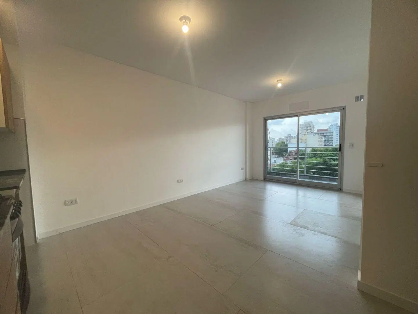 VENTA DEPARTAMENTO 2 AMB. BALCON, PARRILLA, SUM , JACUZZI. CASEROS CENTRO 4