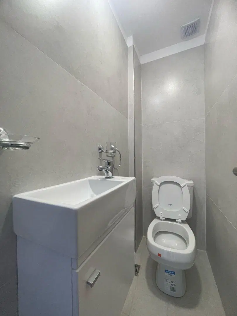VENTA DEPARTAMENTO 2 AMB. BALCON, PARRILLA, SUM , JACUZZI. CASEROS CENTRO 2