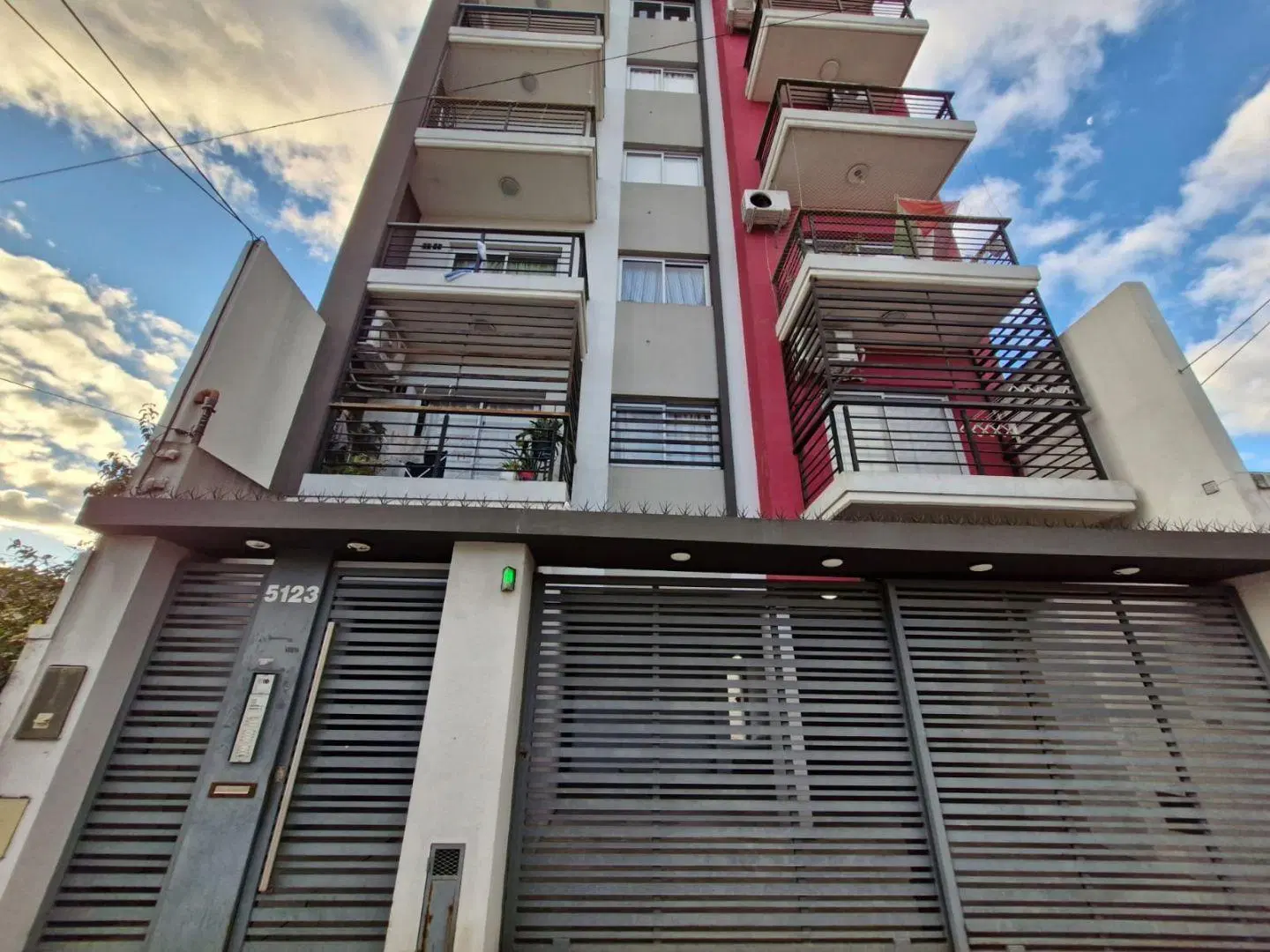 DEPARTAMENTO MONOAMBIENTE. BALCON FRENTE. CASEROS CENTRO. 5