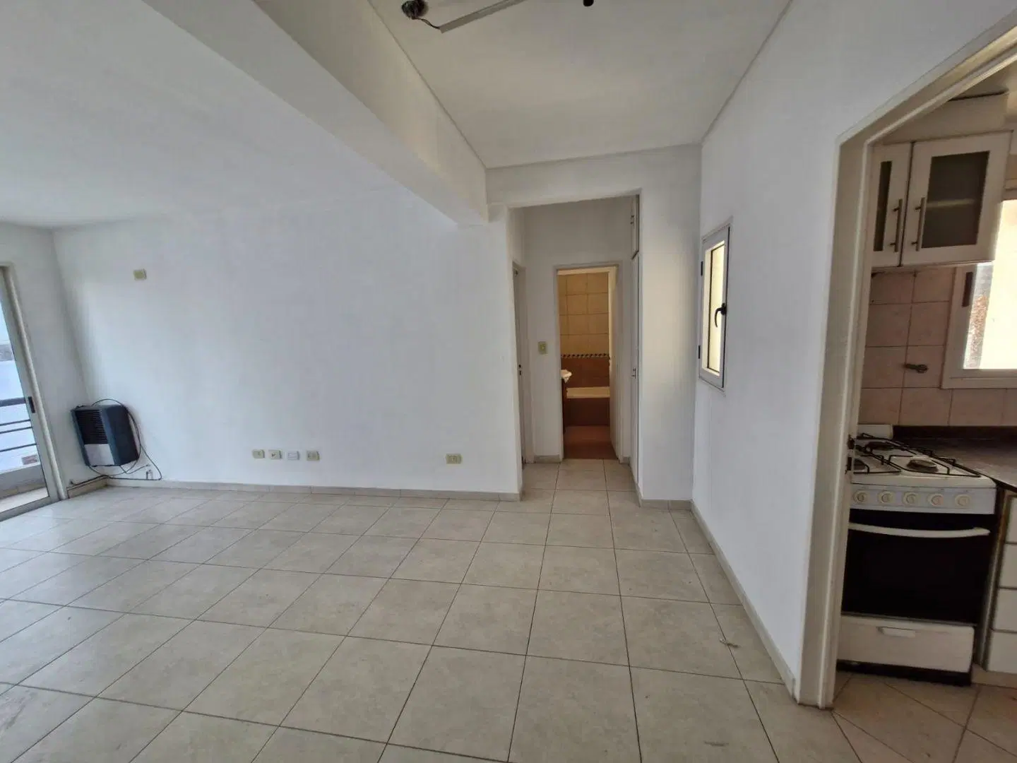 DEPARTAMENTO con BALCON 2 AMB. COCHERA. CASEROS CENTRO 4
