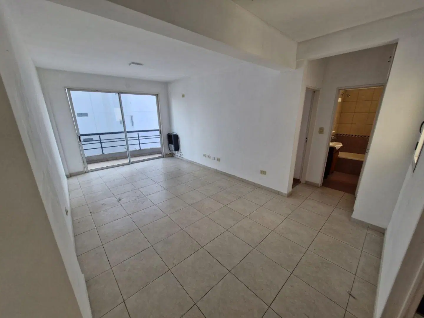 DEPARTAMENTO con BALCON 2 AMB. COCHERA. CASEROS CENTRO 2
