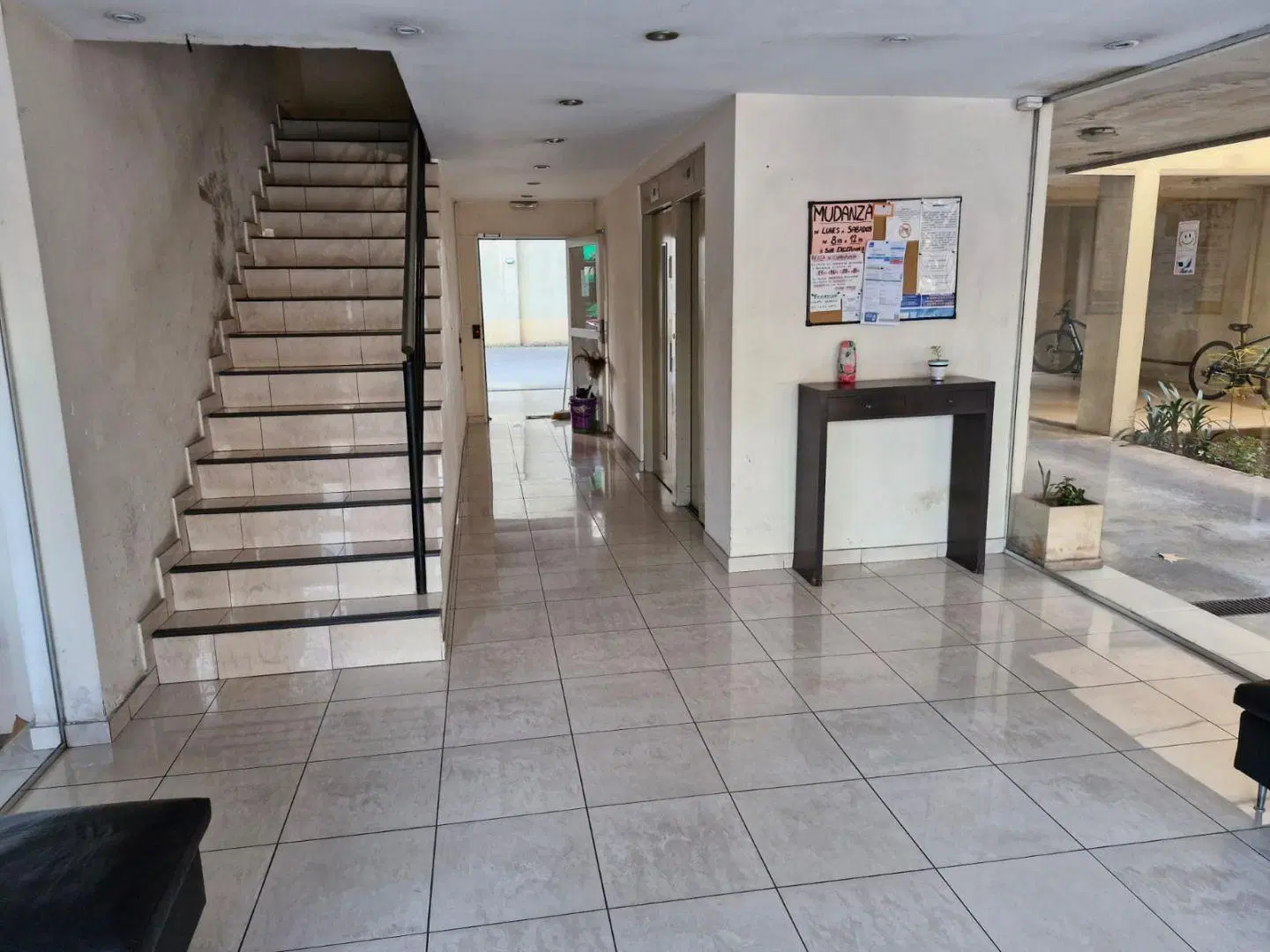 DEPARTAMENTO con BALCON 2 AMB. COCHERA. CASEROS CENTRO 1