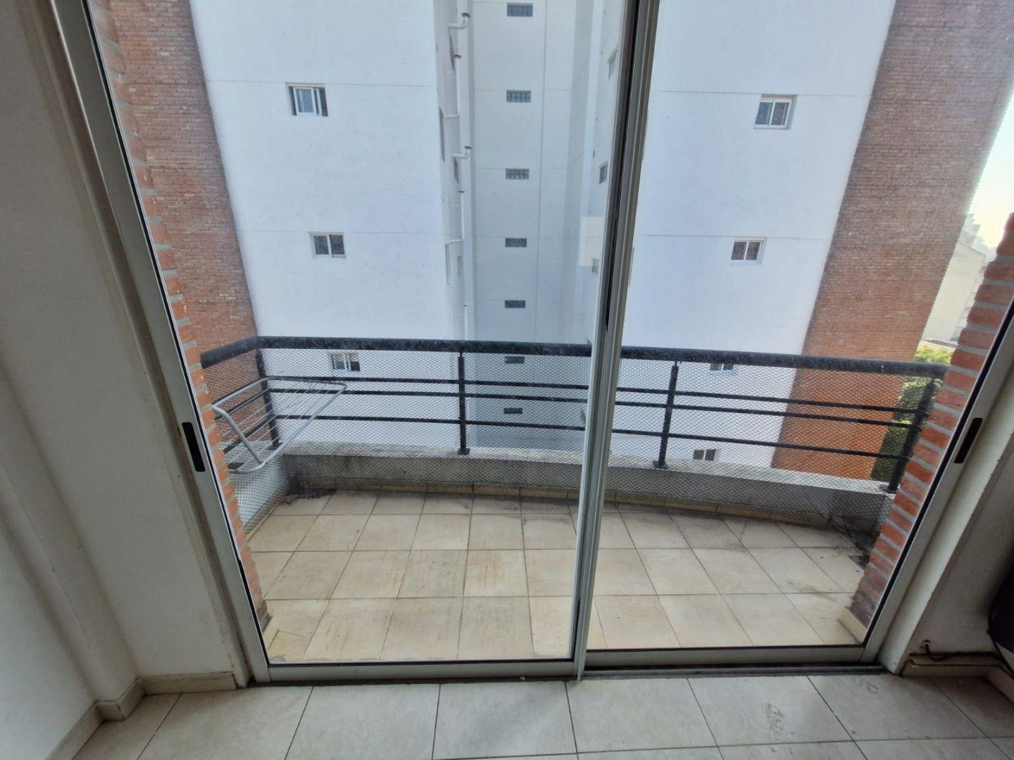 Foto de DEPARTAMENTO con BALCON 2 AMB. COCHERA. CASEROS CENTRO, imagen 3