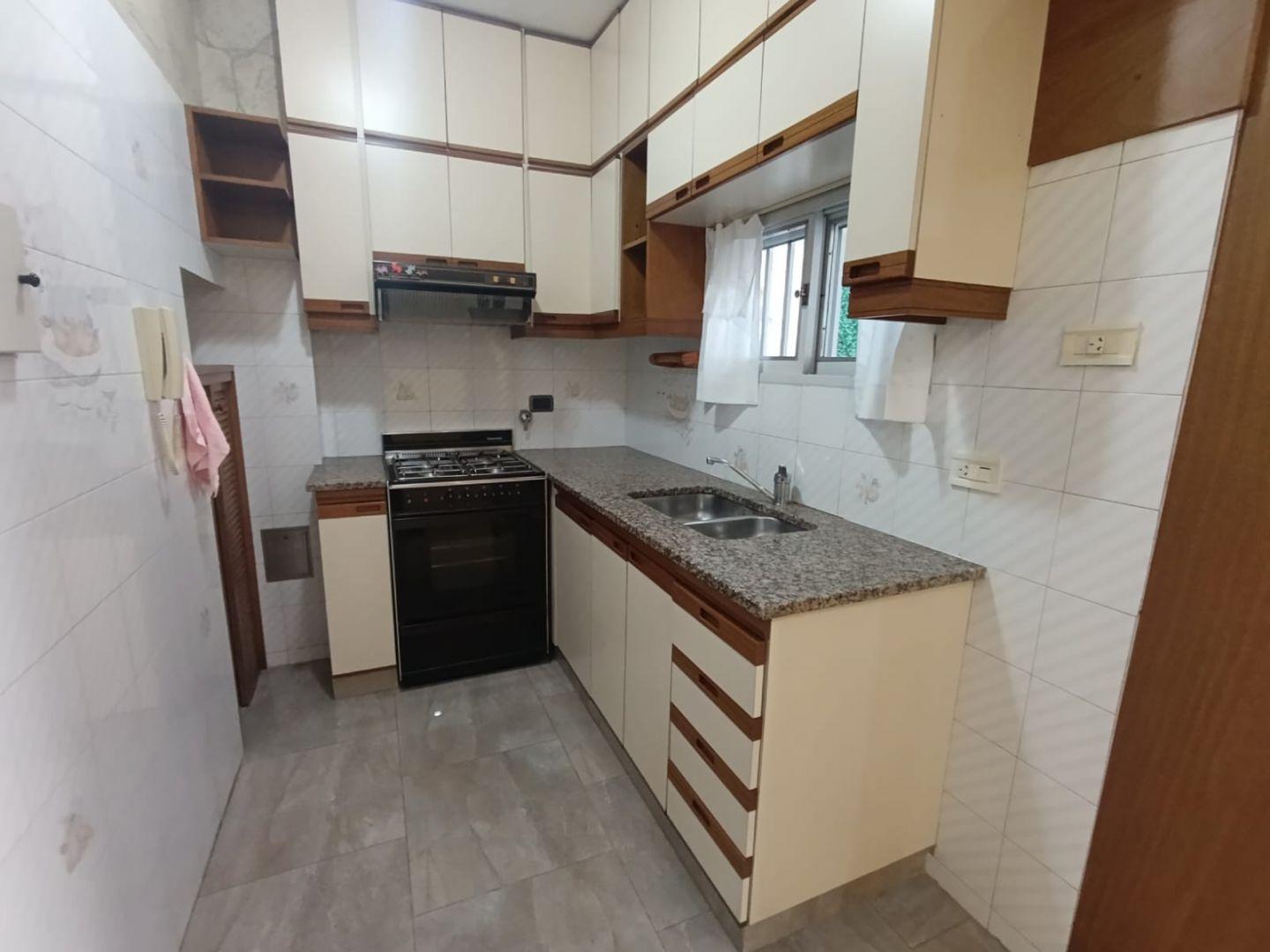 Foto de DUPLEX 4 AMBIENTES con PATIO, JARDIN,PARRILLA en Caseros Centro, imagen 4