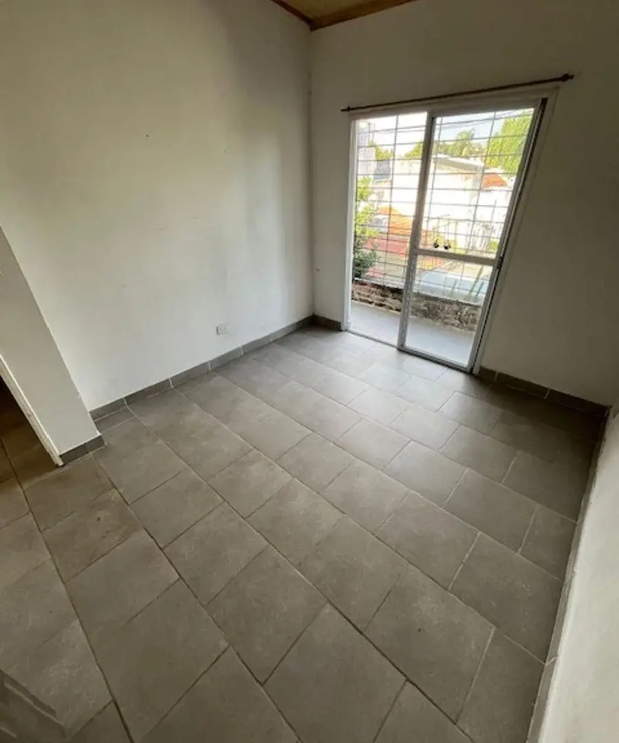 DEPARTAMENTO DE 2 AMBIENTES EN 2DO PISO CON DOBLE BALCON - SANTOS LUGARES 5