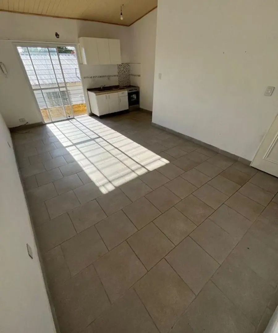 DEPARTAMENTO DE 2 AMBIENTES EN 2DO PISO CON DOBLE BALCON - SANTOS LUGARES 1