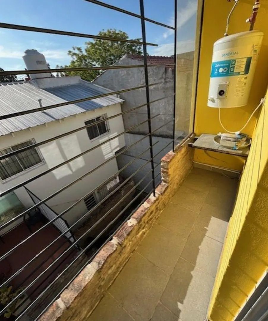 DEPARTAMENTO DE 2 AMBIENTES EN 2DO PISO CON DOBLE BALCON - SANTOS LUGARES 2