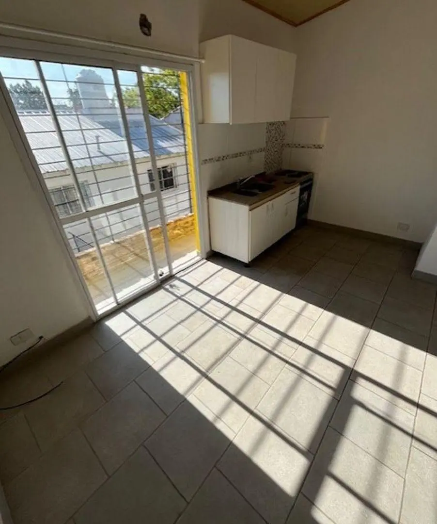 DEPARTAMENTO DE 2 AMBIENTES EN 2DO PISO CON DOBLE BALCON - SANTOS LUGARES 3