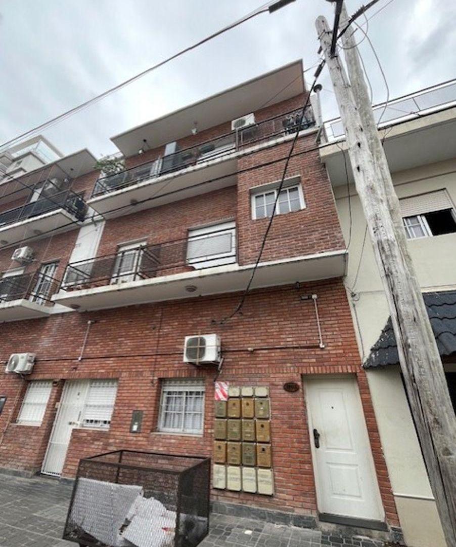 DEPARTAMENTO 2 AMBIENTES CON DOBLE BALCON EN 2DO PISO - SANTOS LUGARES