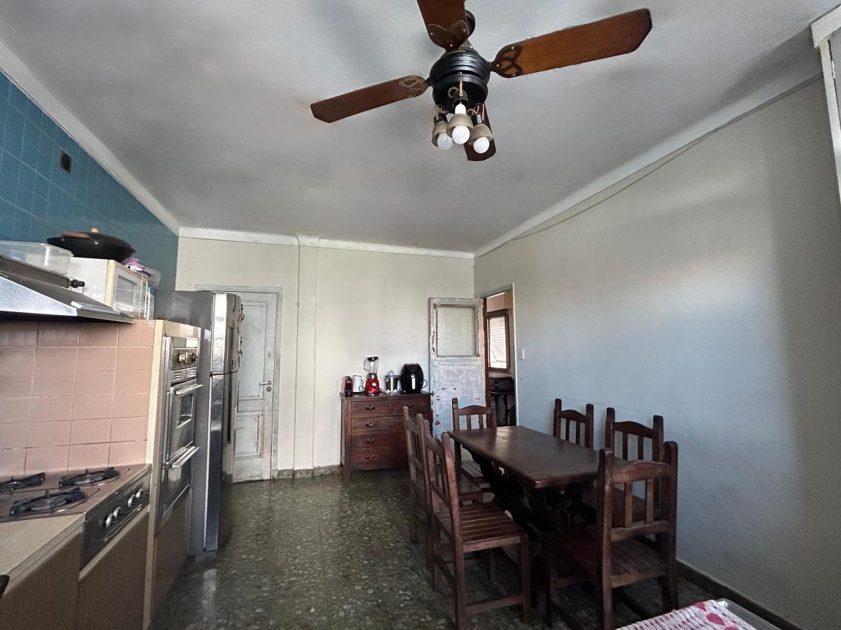 Amplio Piso 5 Amb de 136 m² con Balcón en Venta Para Actualizar - Boedo 2