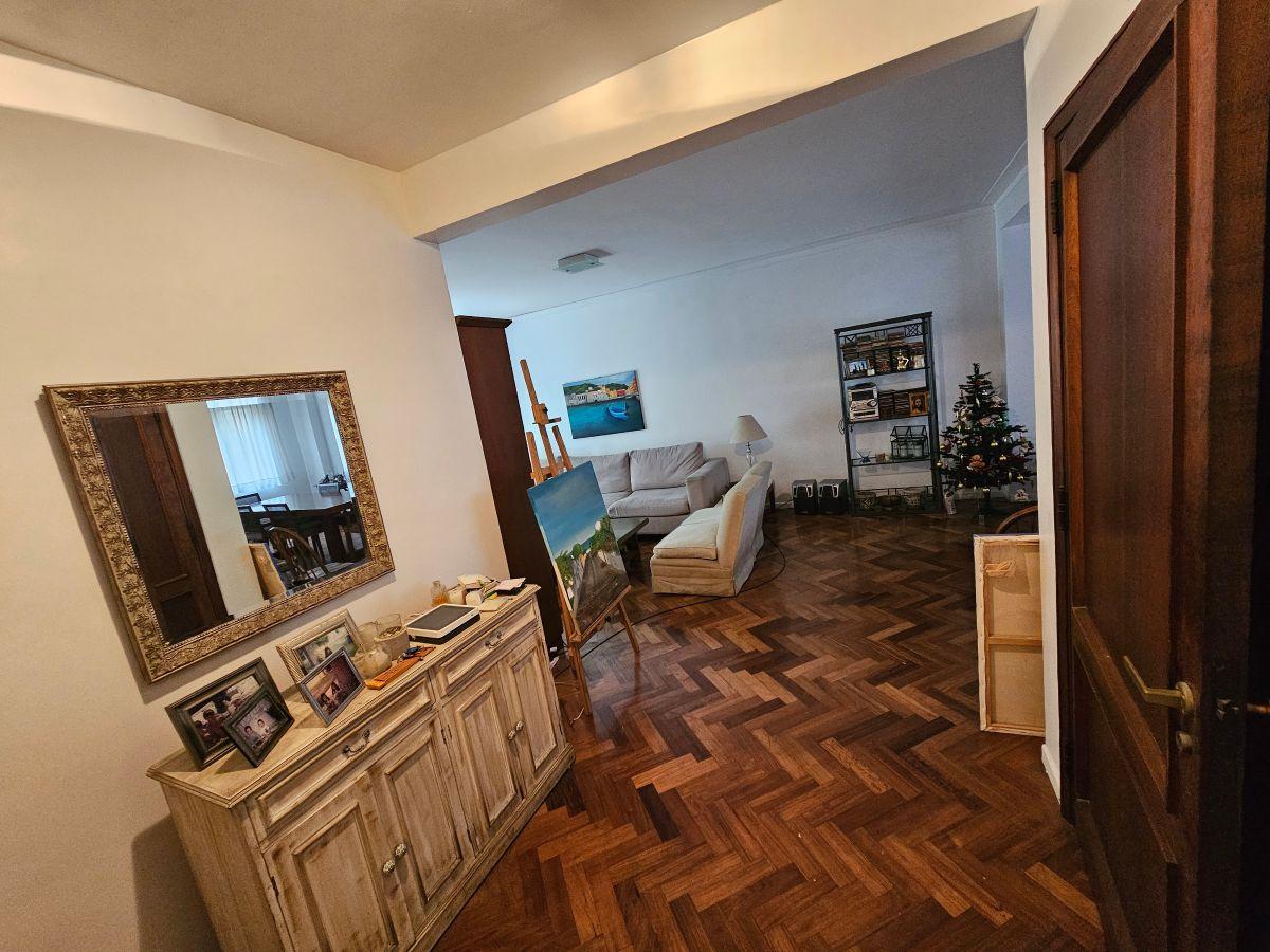 Amplio Semipiso 5 Ambientes en Venta en Edificio de Categoría en Lo Mejor de Recoleta!