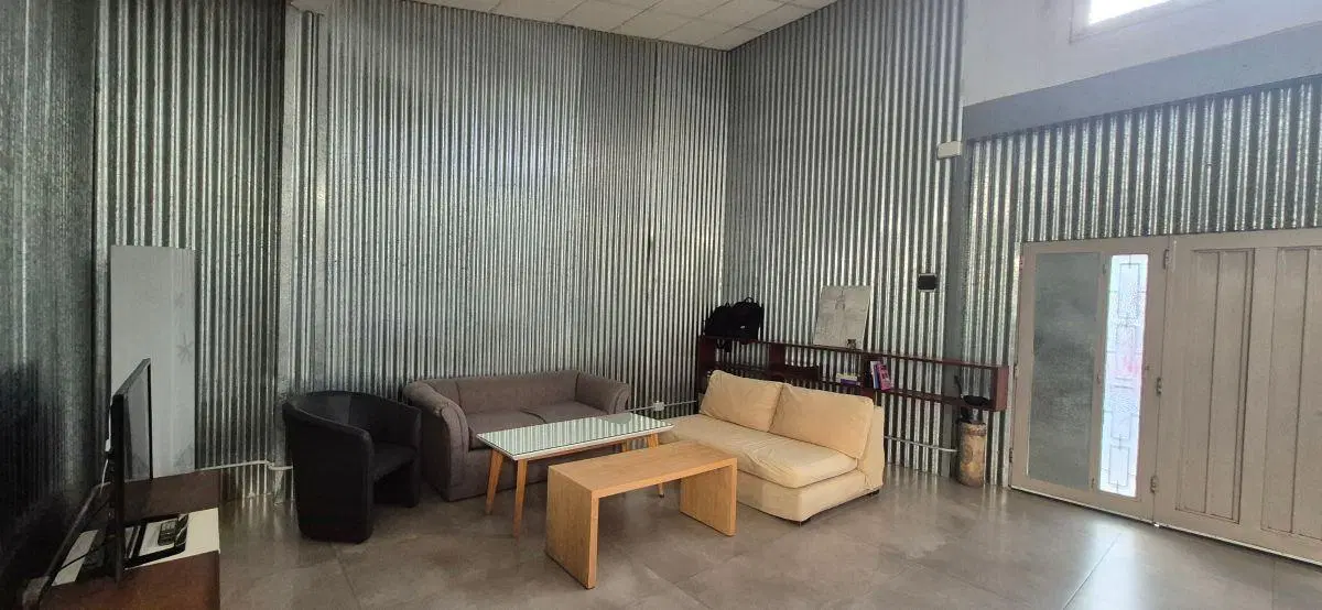 Oportunidad en Saavedra Casa PH en Esquina de 300 m2 cubiertos con gran parque En venta Vvda+estudio 3