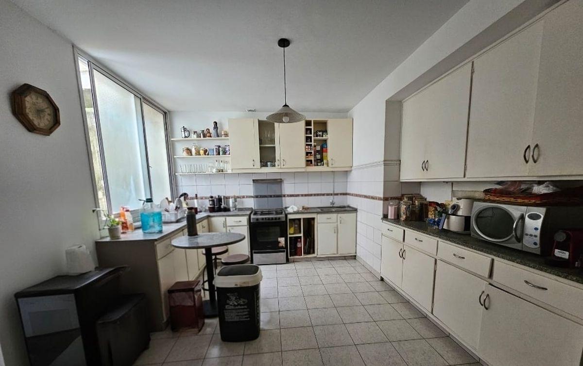 Foto de Amplio Semipiso 5 Ambientes en Venta en Edificio de Categoría en Lo, imagen 3