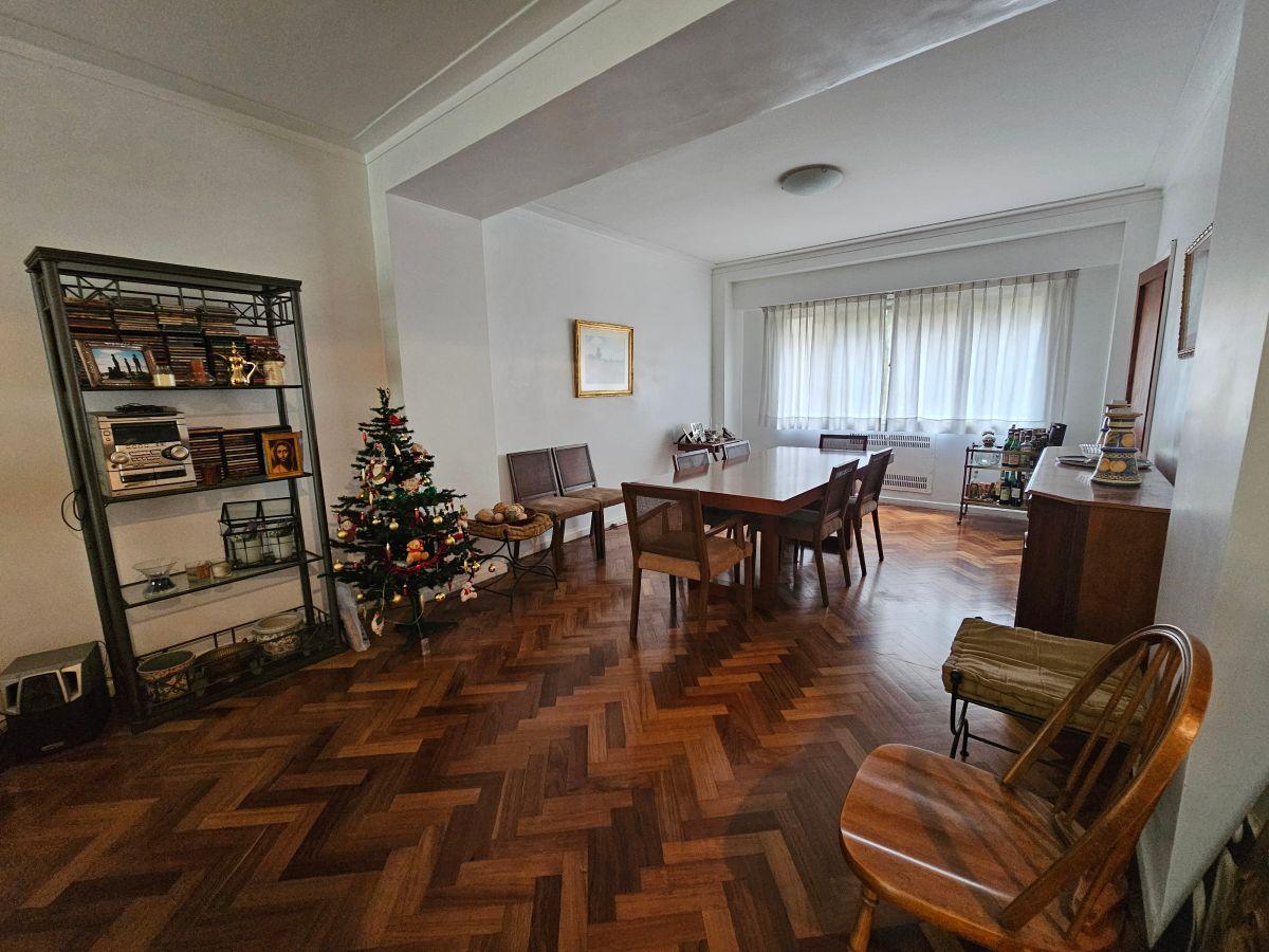 Foto de Amplio Semipiso 5 Ambientes en Venta en Edificio de Categoría en Lo, imagen 2