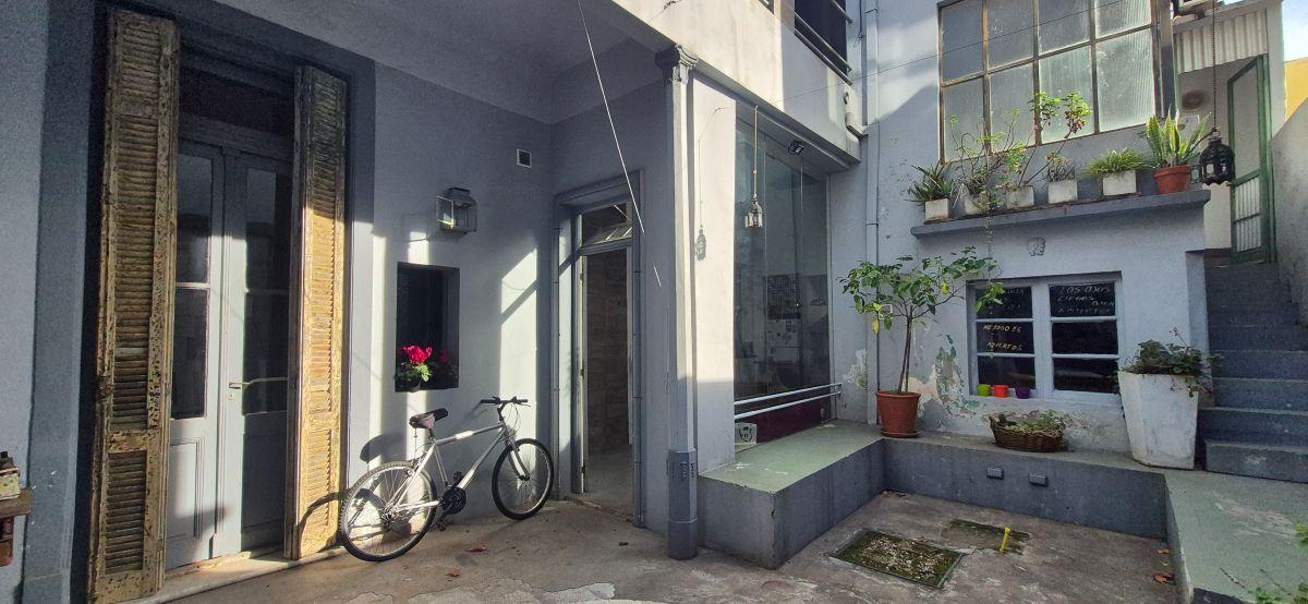 Foto de Casa Estilo en Venta Modernizada Respetando Materiales Originales Patio, imagen 1