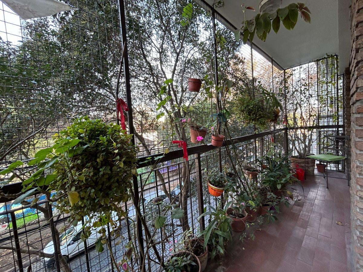 Foto de VENTA DEPTO 4 AMB EN EXCELENTE UBICACIÓN CON BALCÓN Y COCHERA EN, imagen 1