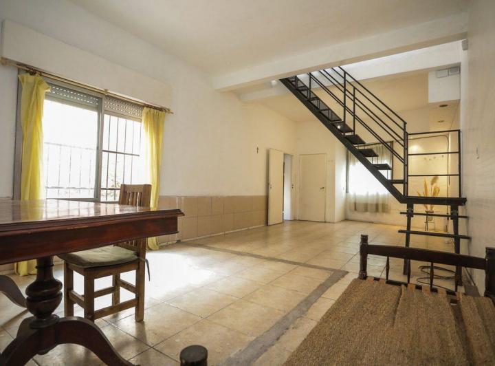 CASA EN VENTA 5 AMBIENTES CON TERRAZA COCHERA 3