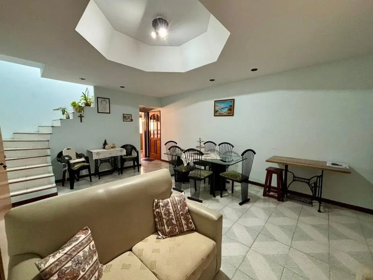 EXCELENTE CHALET 4 AMBIENTES CON GARAJE 3