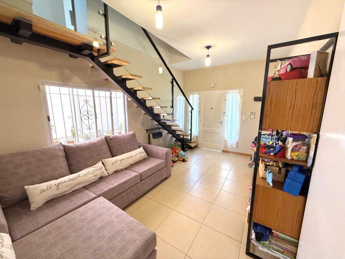 Foto de VENTA CASA DE 4 AMB CON JARDIN COCHERA EN MARTINEZ, imagen 1