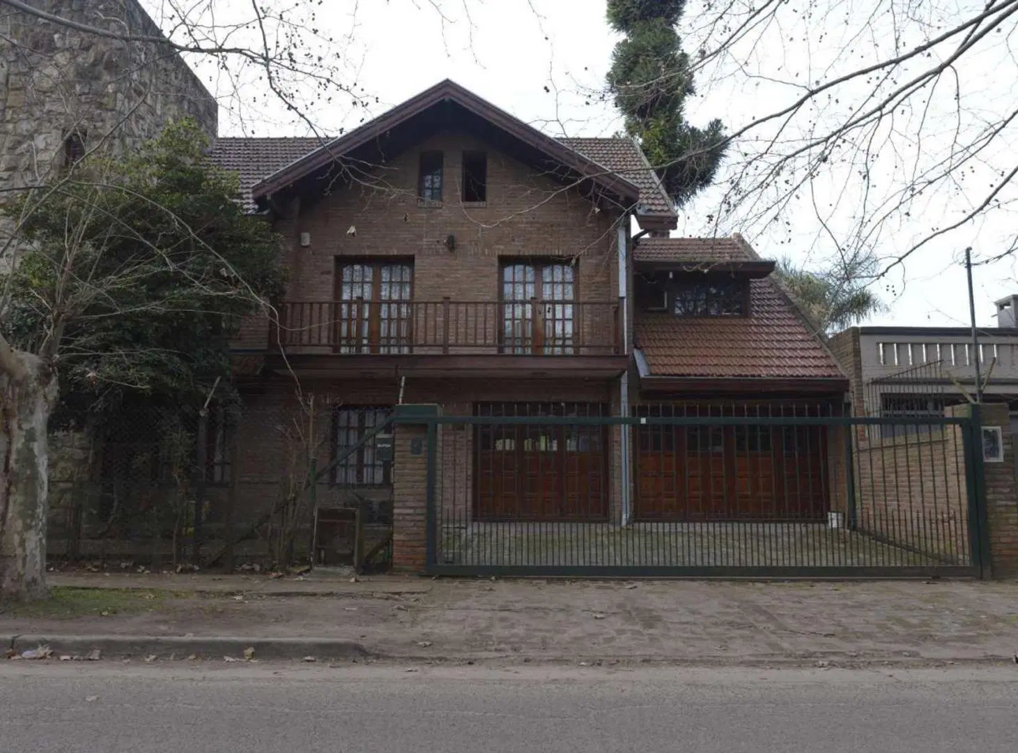 VENTA CASA 8 AMBIENTES AMPLIO TERRENO EN RANELAGH 2