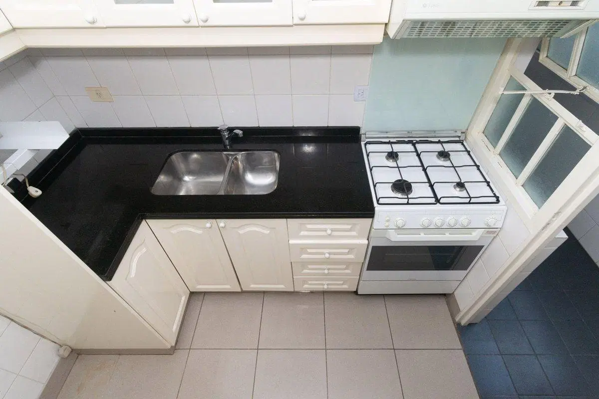 VENTA de semipiso de categoria 3 amb. c/ cochera 8
