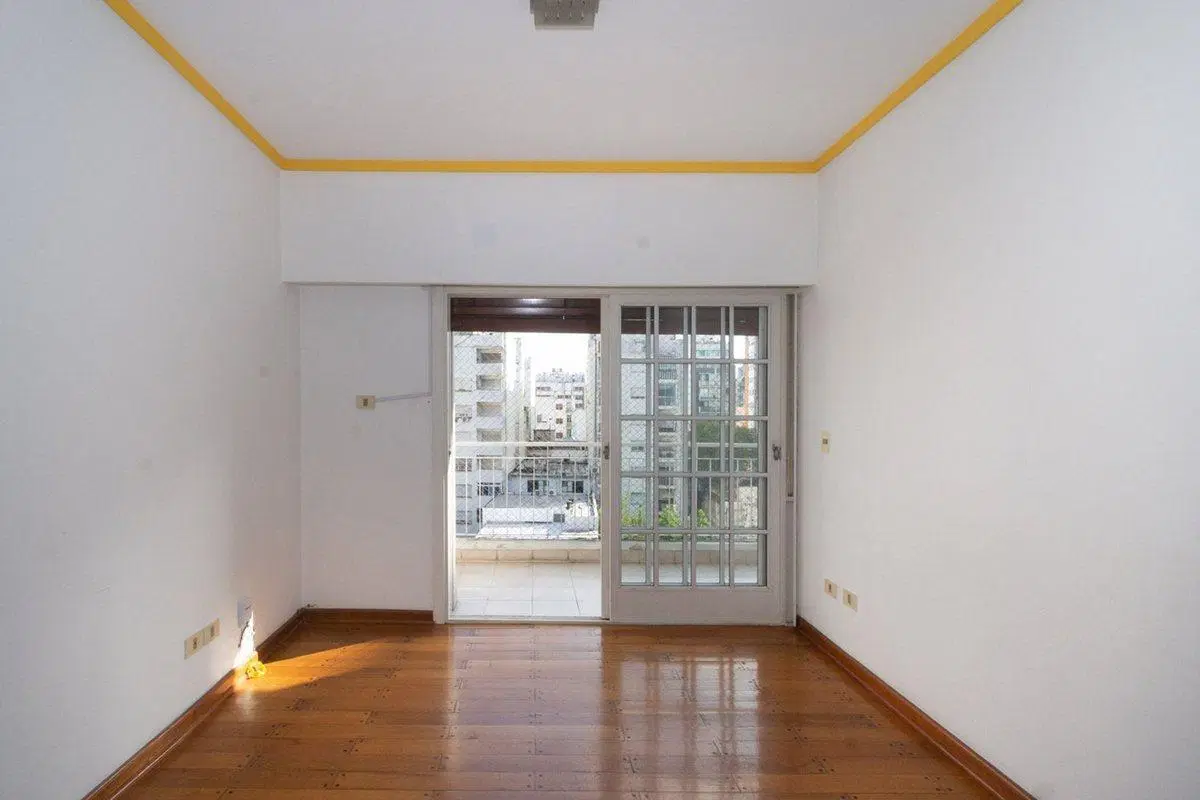 VENTA de semipiso de categoria 3 amb. c/ cochera 3