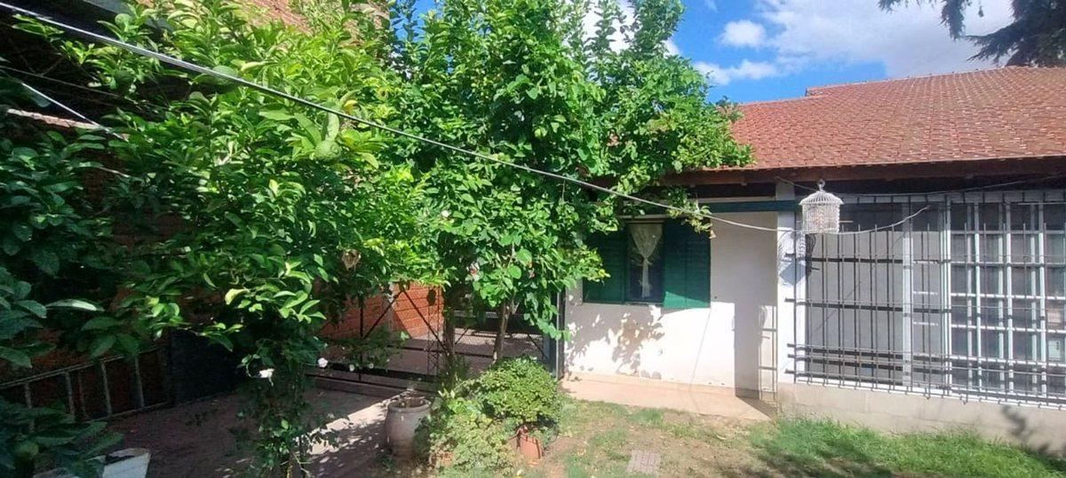Venta Casa 4 ambientes c/jardin (Centro L.Guillón)
