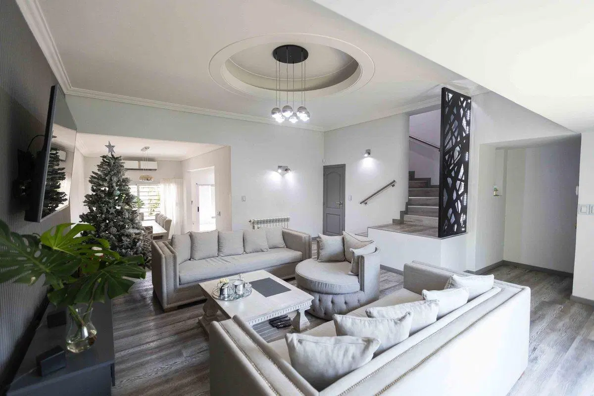 VENTA ESPECTACULAR CASA IMPECABLE EN BANFIELD 2