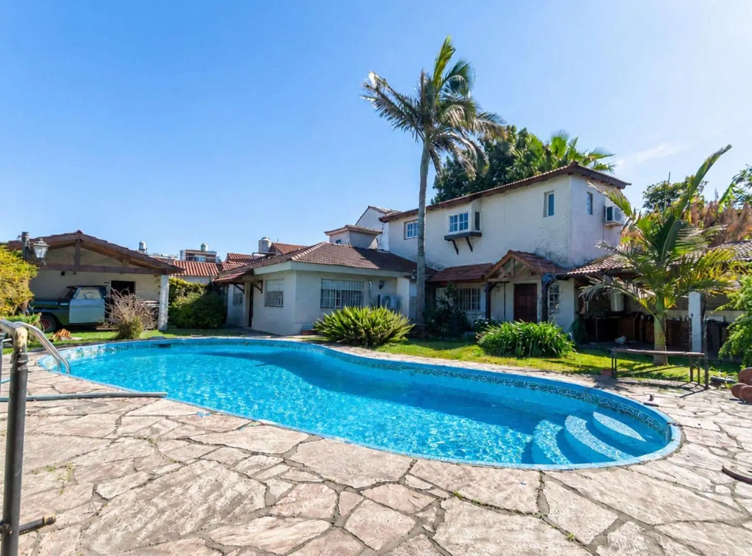 VENTA Casa 6 Amb. Con Piscina y Quincho en PALOMAR 2