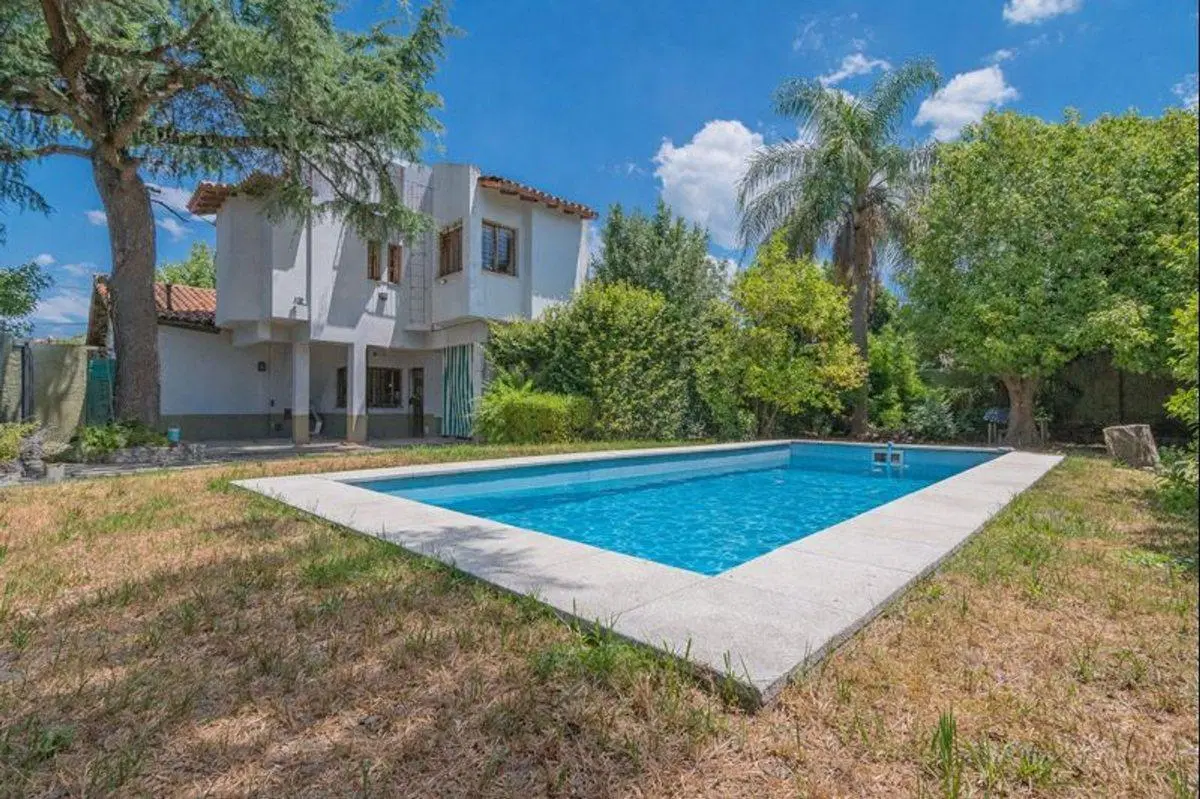 Venta Casa 6 amb jardin pileta cochera 2