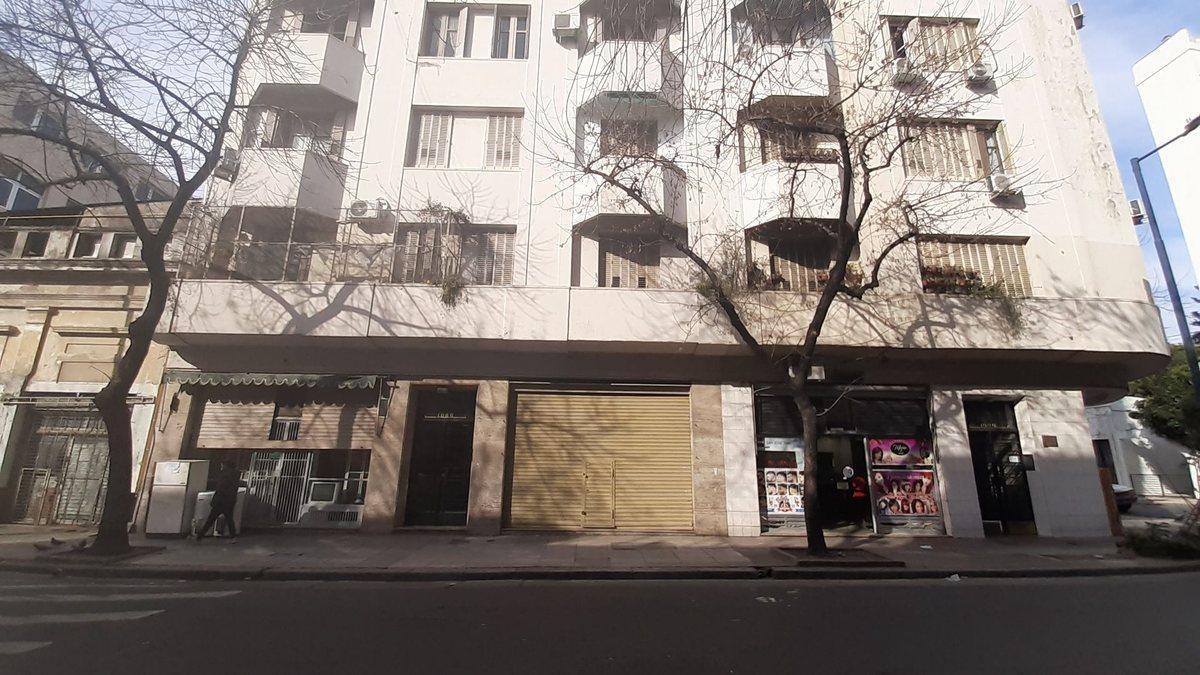 Foto de EXCELENTE LOCAL CON SOTANO "BAJAS EXPENSAS", imagen 2