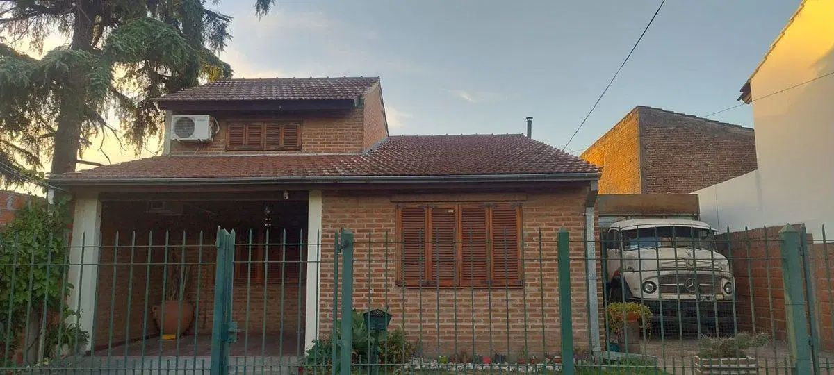 Venta Casa 4 ambientes c/jardin (Centro L.Guillón) 3