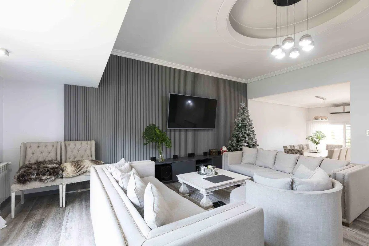 VENTA ESPECTACULAR CASA IMPECABLE EN BANFIELD 3