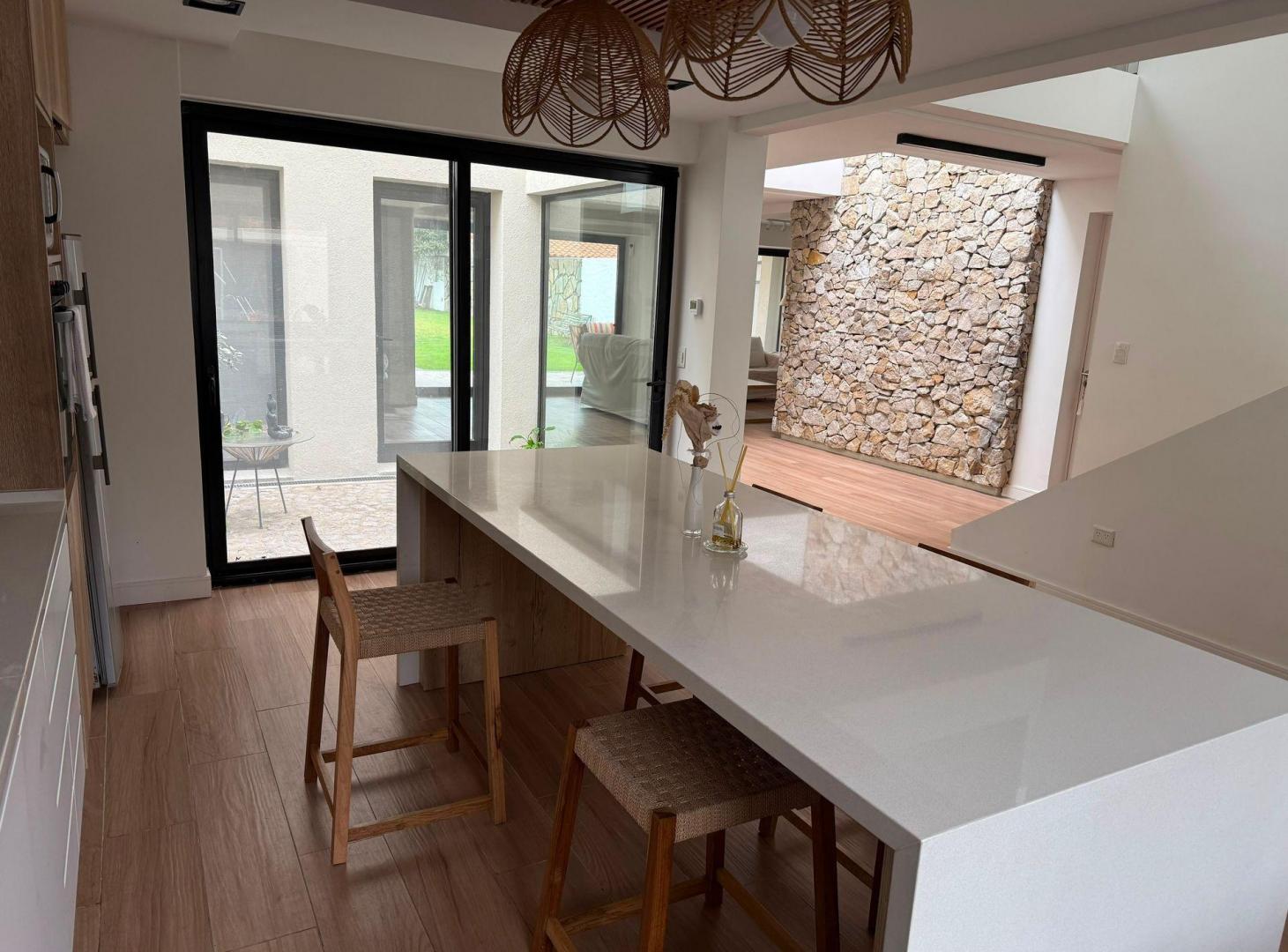 Foto de ALQUILER CASA 5 AMB C/ PILETA, JARDIN Y QUINCHO, imagen 2