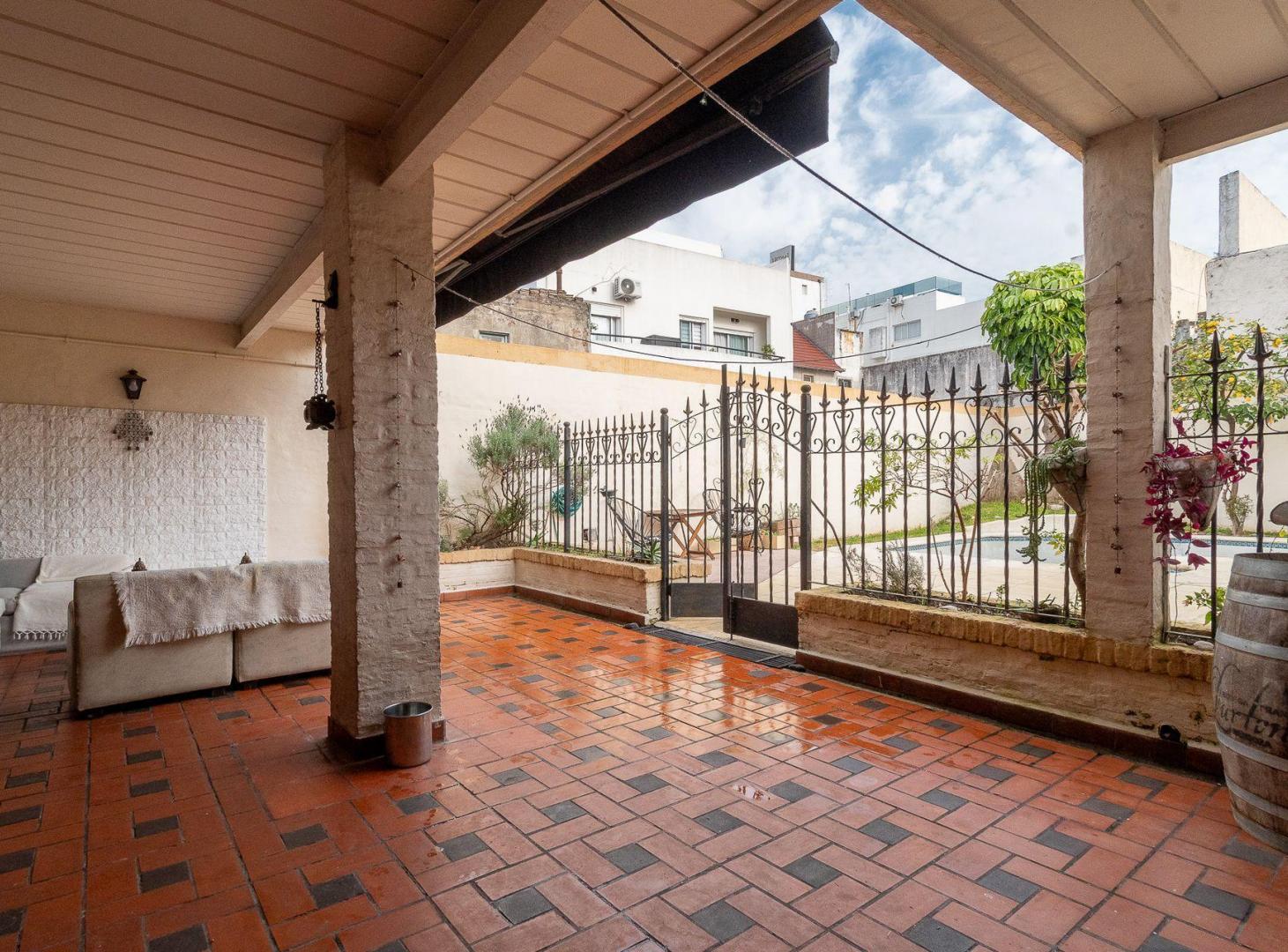 Foto de Venta Casa 5 amb V. Urquiza jardin pileta cochera, imagen 2